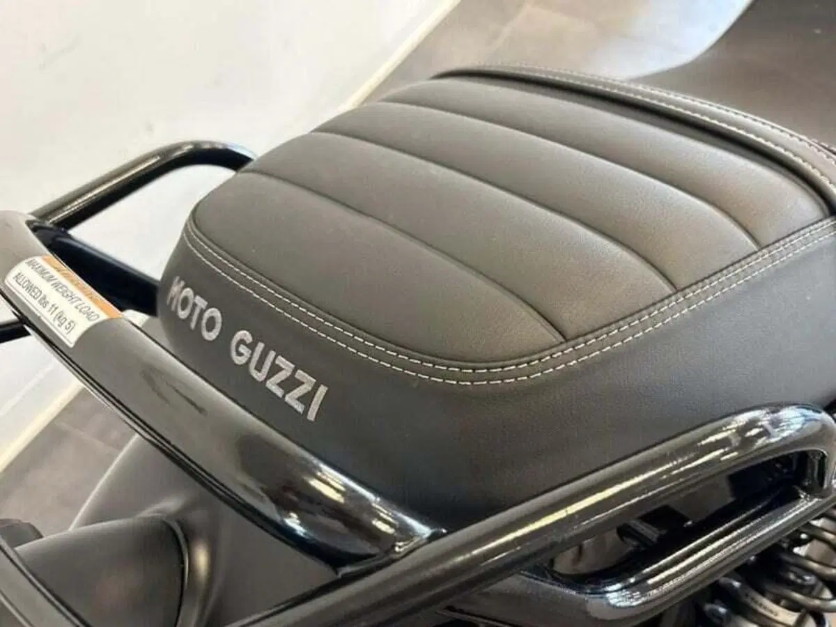 Moto Guzzi V7 Stone (2021 - 24) (12)