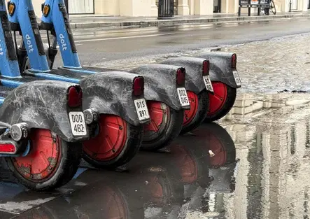Targa sui monopattini, il caos è servito: valanga di multe in tutta Italia