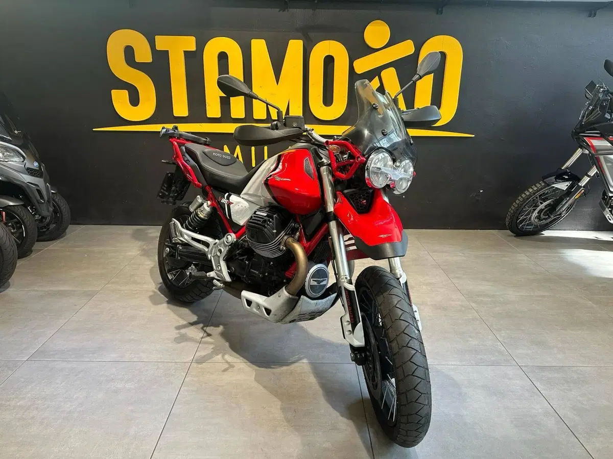 Moto Guzzi V85 TT Evocative Graphics (2021 - 23) (2)