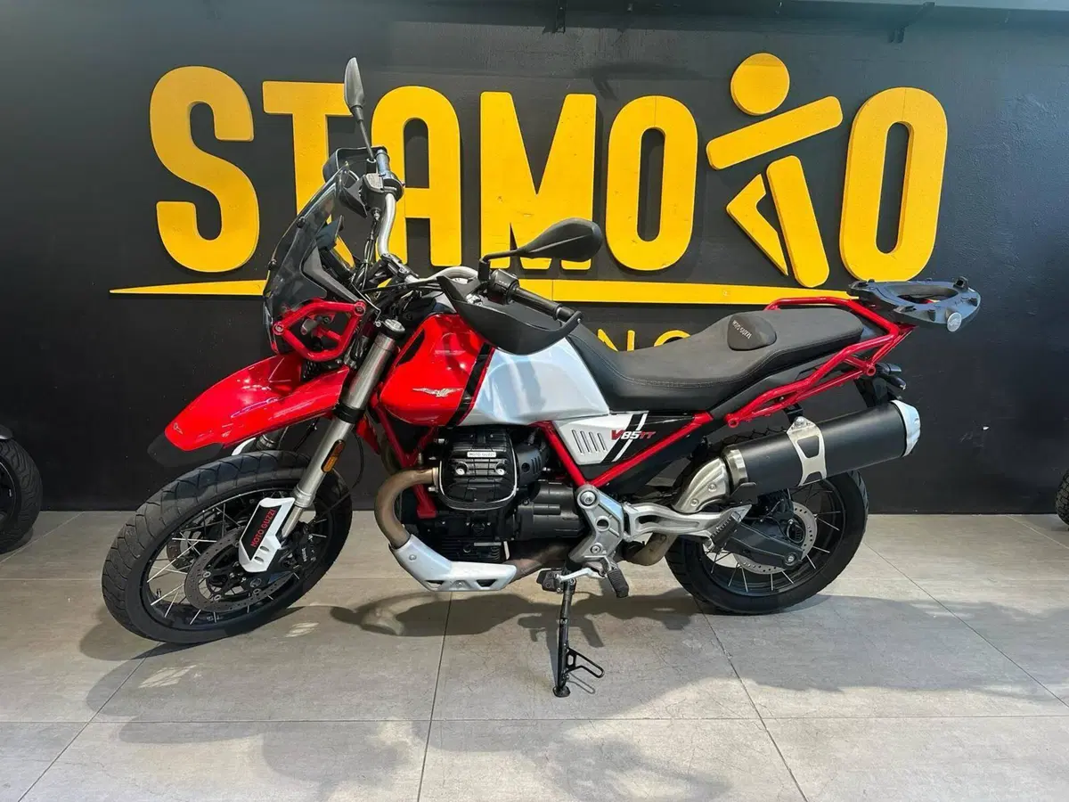 Moto Guzzi V85 TT Evocative Graphics (2021 - 23) (4)
