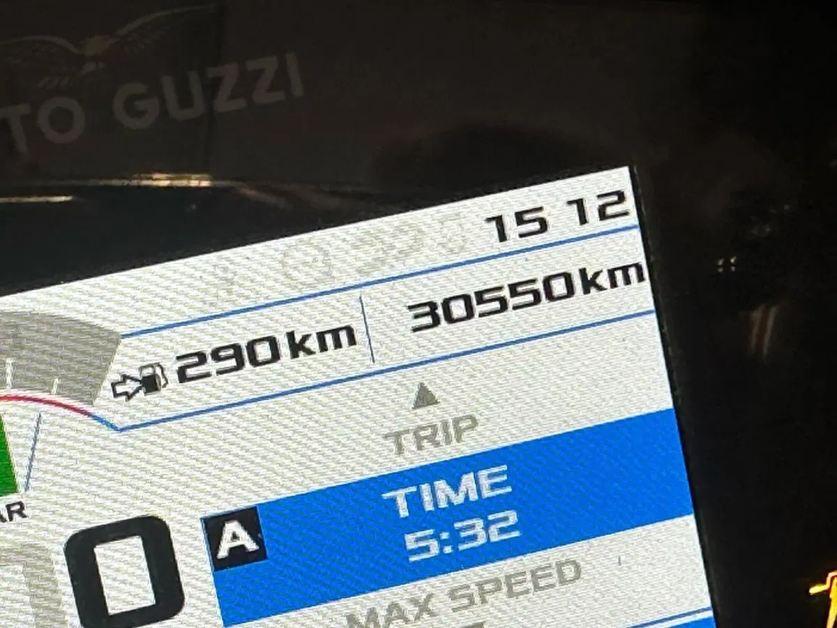 Moto Guzzi V85 TT Evocative Graphics (2021 - 23) (5)