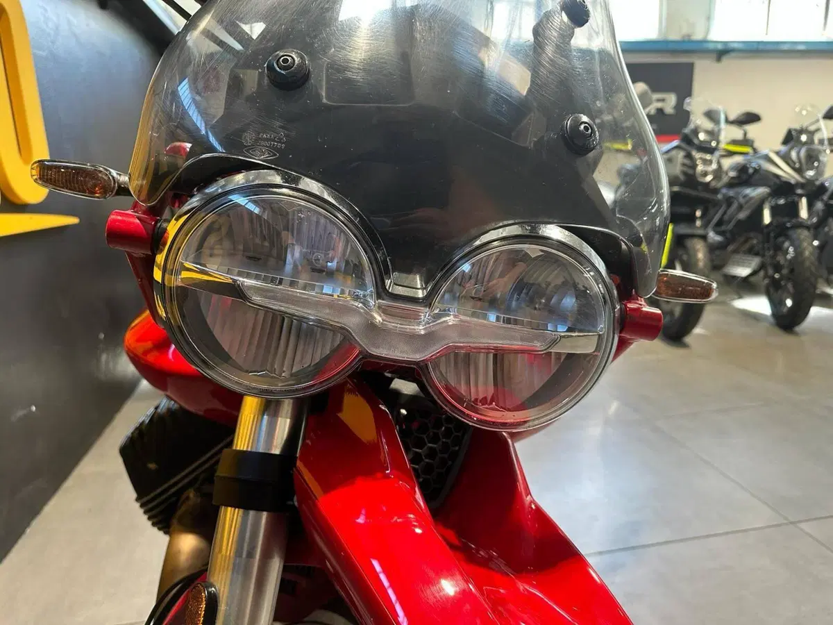 Moto Guzzi V85 TT Evocative Graphics (2021 - 23) (6)