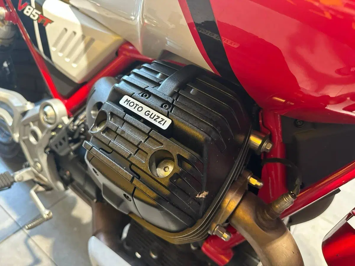 Moto Guzzi V85 TT Evocative Graphics (2021 - 23) (7)