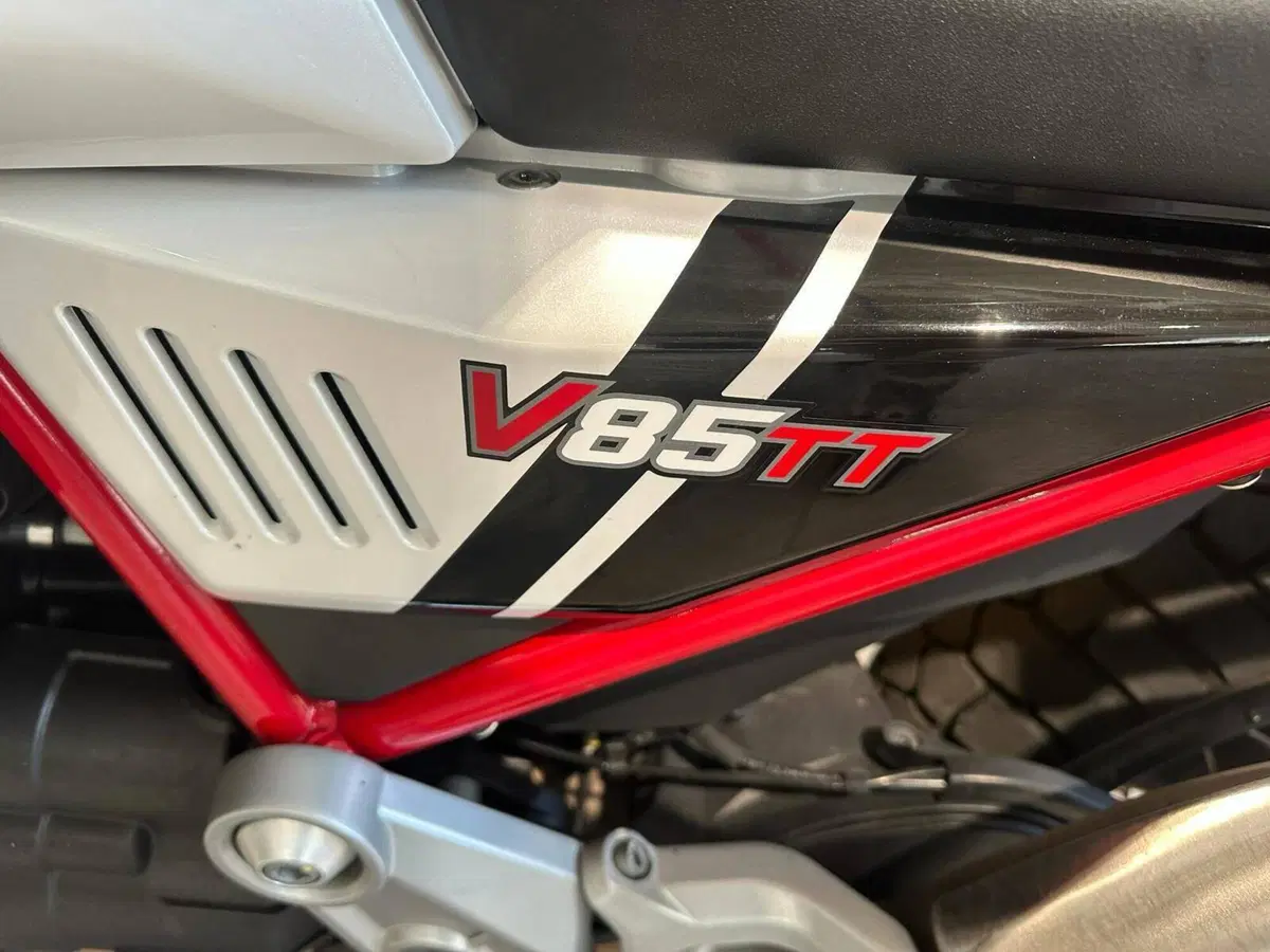 Moto Guzzi V85 TT Evocative Graphics (2021 - 23) (8)