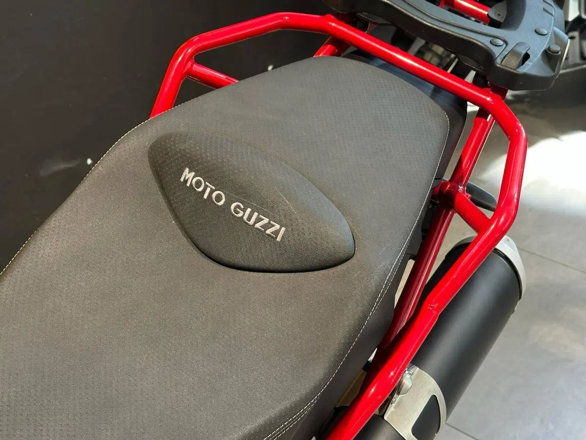 Moto Guzzi V85 TT Evocative Graphics (2021 - 23) (9)