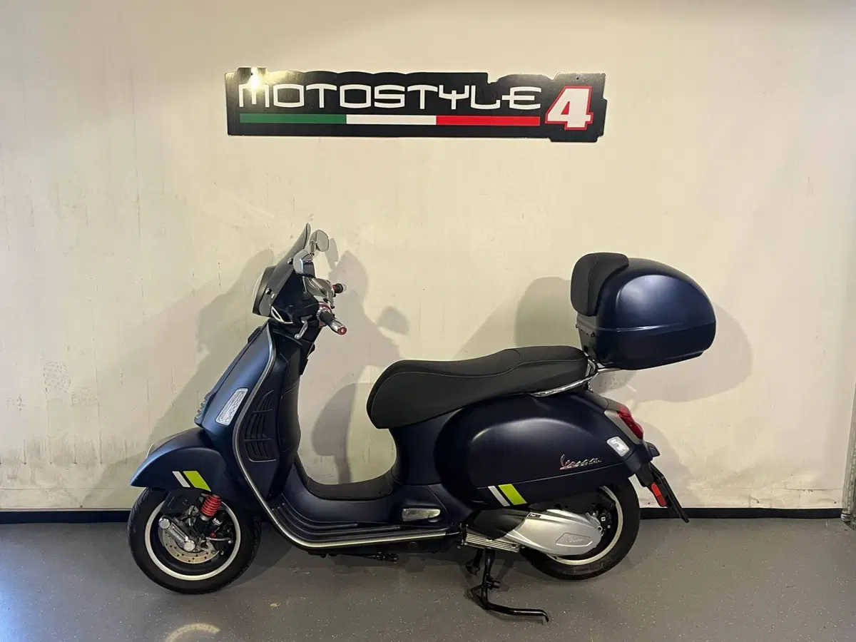 Vespa GTS 300 Super Tech (2023 - 24) (2)
