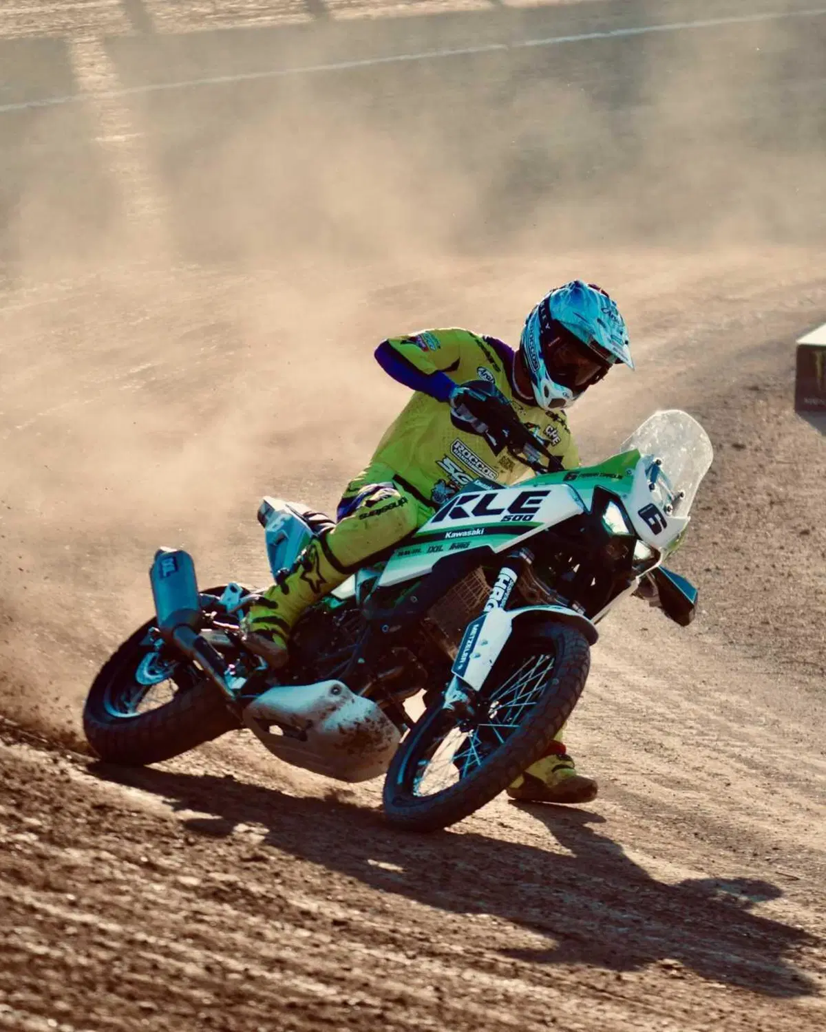 Maxienduro nella pista di flat track. Vincono la Kawasaki di Cardus e l'Honda di Mirabet (3)