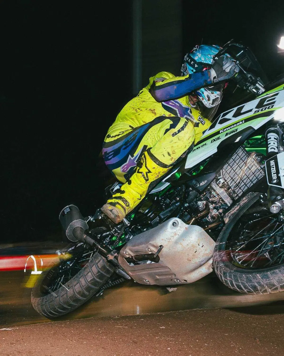 Maxienduro nella pista di flat track. Vincono la Kawasaki di Cardus e l'Honda di Mirabet (5)