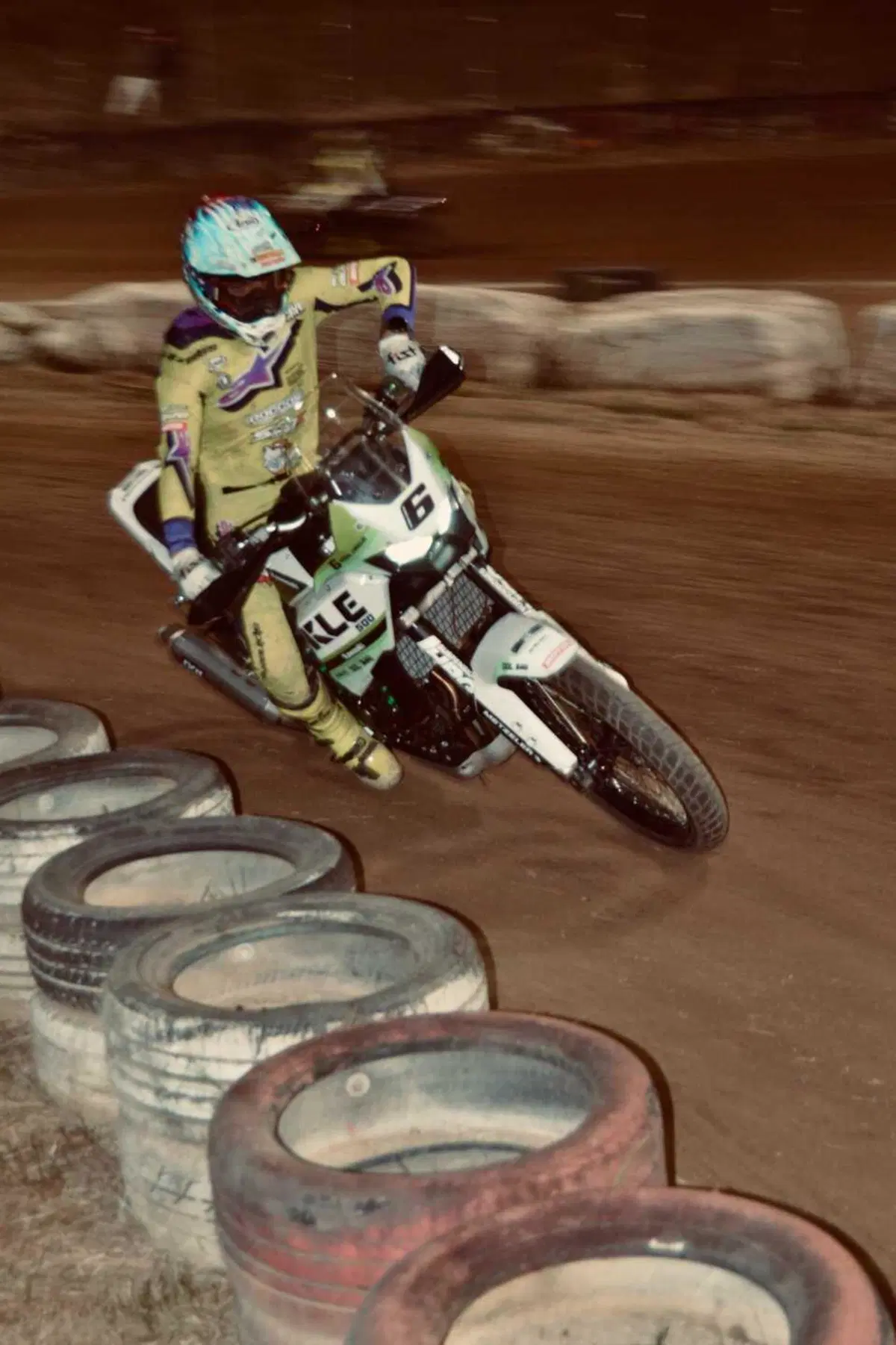 Maxienduro nella pista di flat track. Vincono la Kawasaki di Cardus e l'Honda di Mirabet (6)