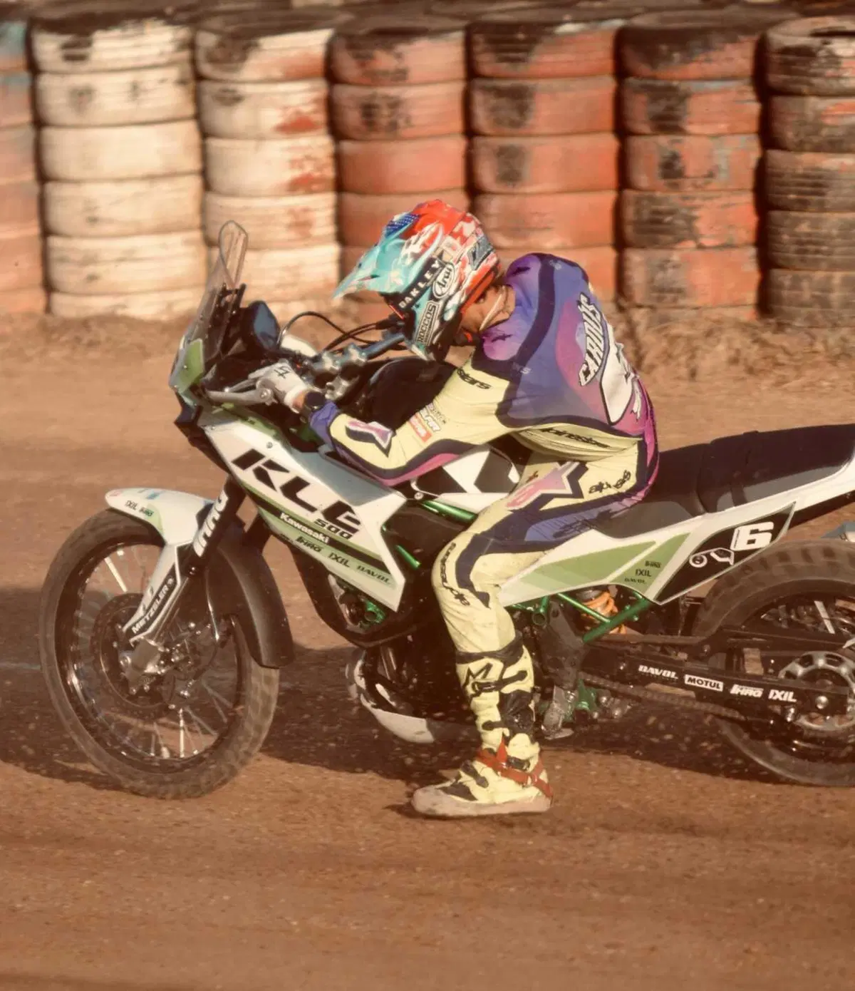 Maxienduro nella pista di flat track. Vincono la Kawasaki di Cardus e l'Honda di Mirabet (7)