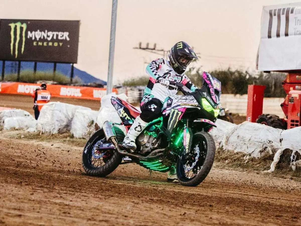 Maxienduro nella pista di flat track. Vincono la Kawasaki di Cardus e l'Honda di Mirabet (2)