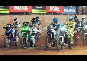Maxienduro nella pista di flat track. Vincono la Kawasaki di Cardus e l'Honda di Mirabet