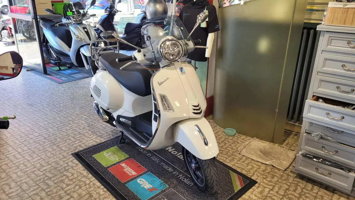 Vespa GTS 300 Super (2023 - 24) (2)