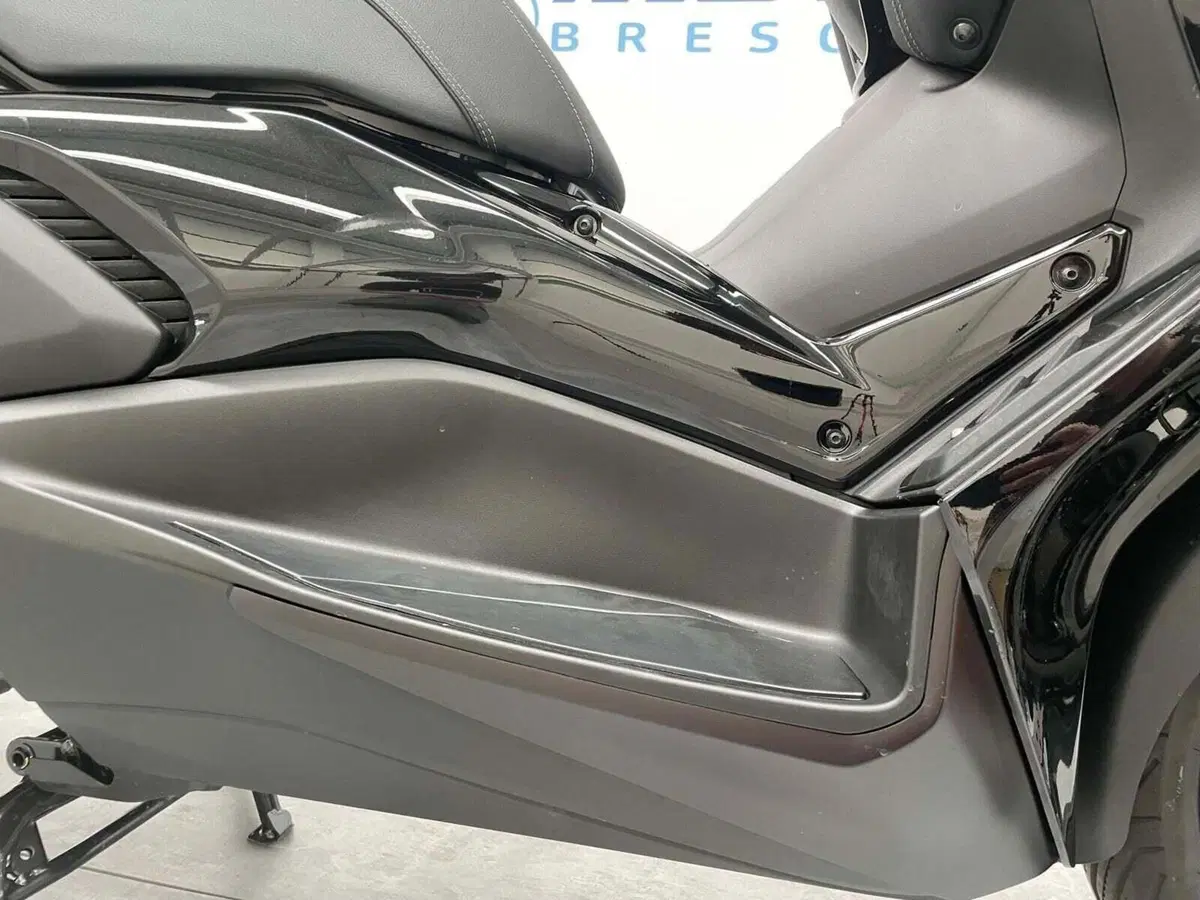 Yamaha X-Max 300 Tech Max (2025 - 26) (4)