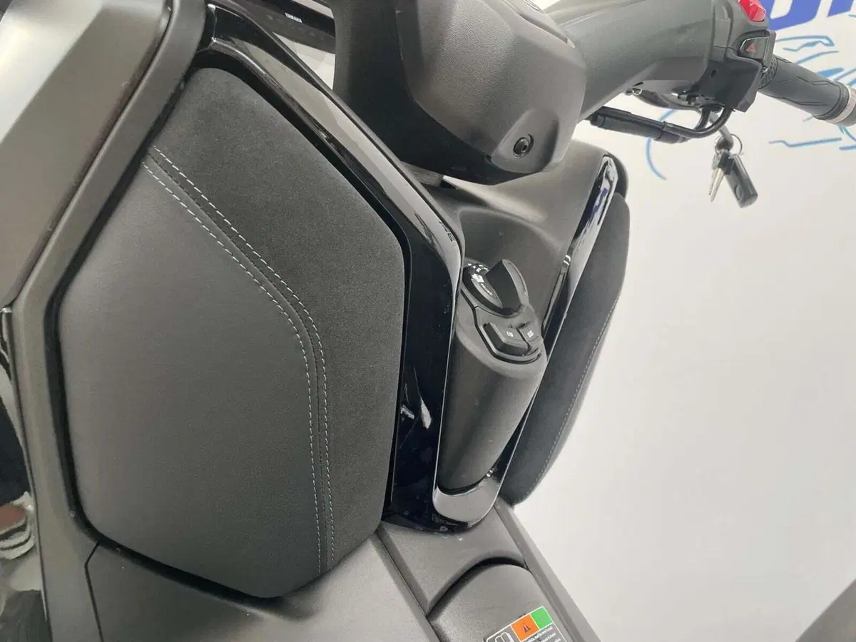 Yamaha X-Max 300 Tech Max (2025 - 26) (5)