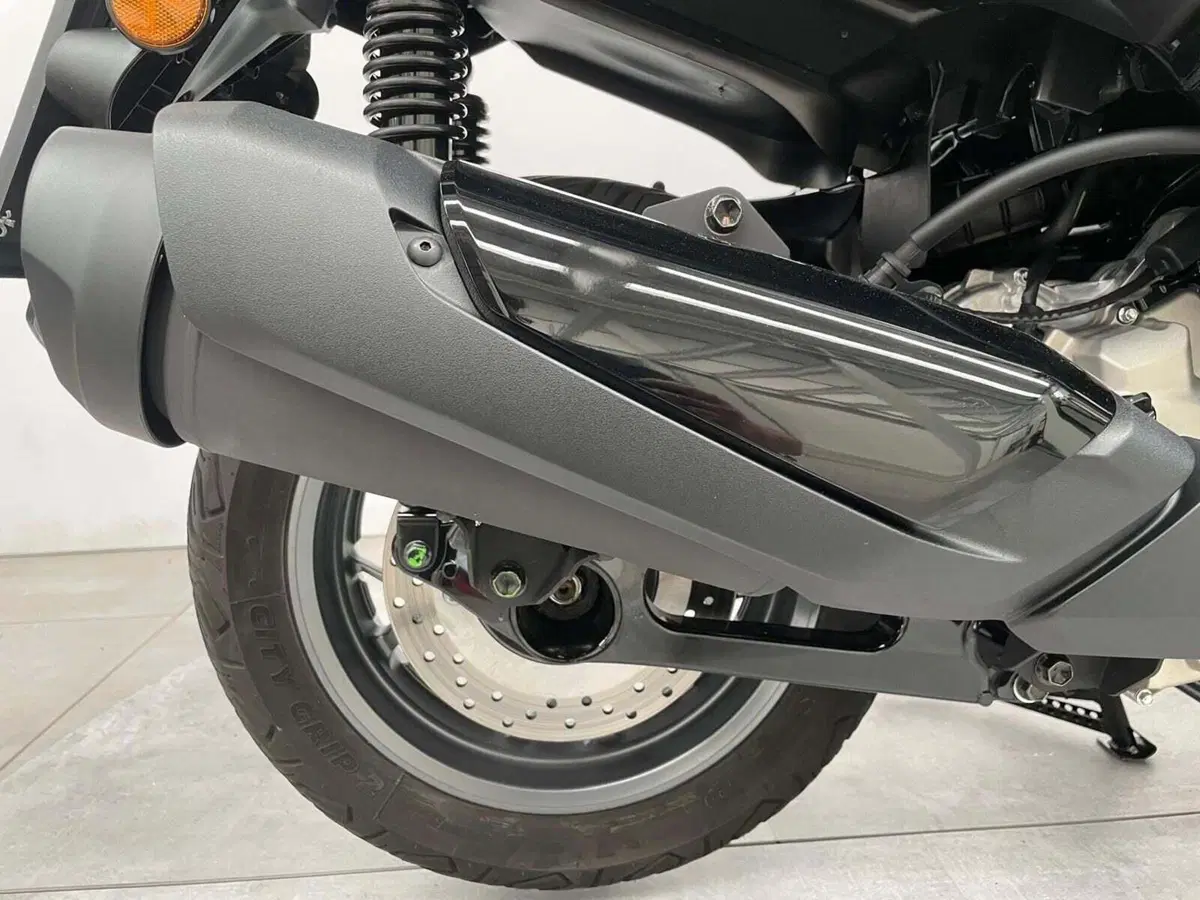 Yamaha X-Max 300 Tech Max (2025 - 26) (8)