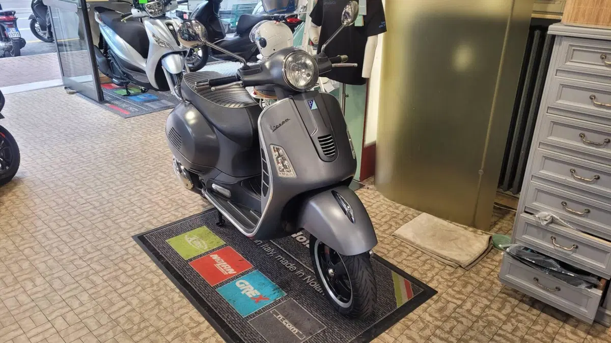 Vespa GTS 300 (2010 - 14) (2)
