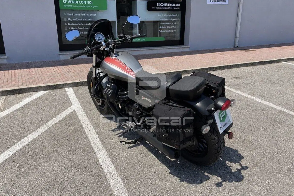 Moto Guzzi V9 Bobber (2016 - 18) (7)