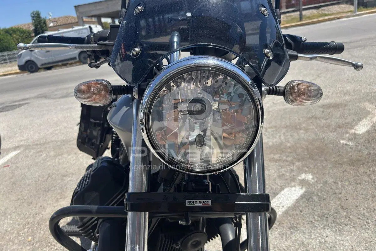 Moto Guzzi V9 Bobber (2016 - 18) (10)
