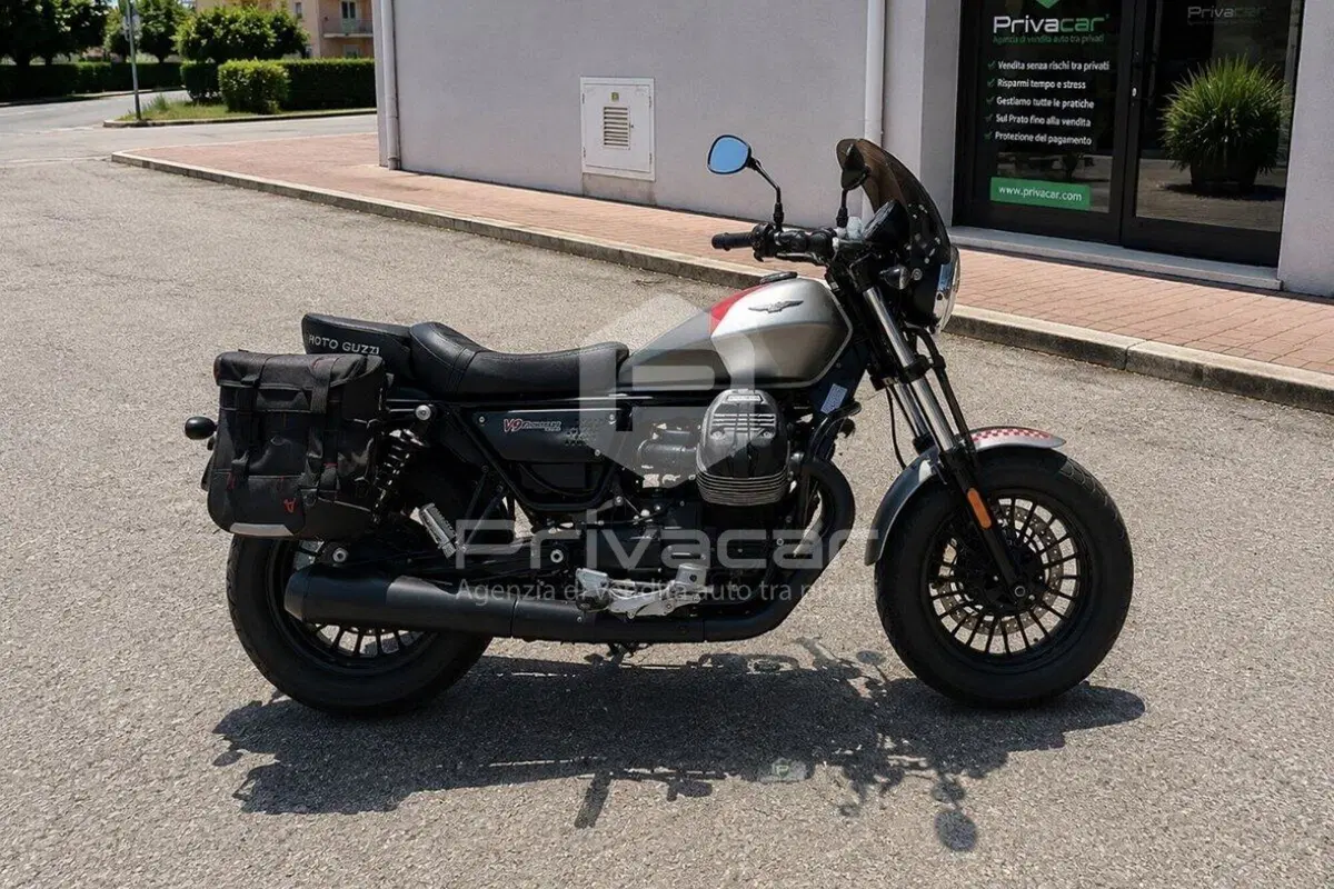 Moto Guzzi V9 Bobber (2016 - 18) (4)
