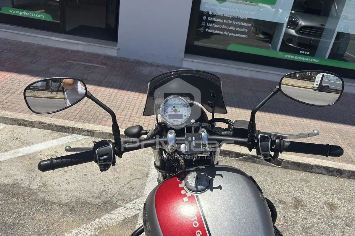 Moto Guzzi V9 Bobber (2016 - 18) (11)
