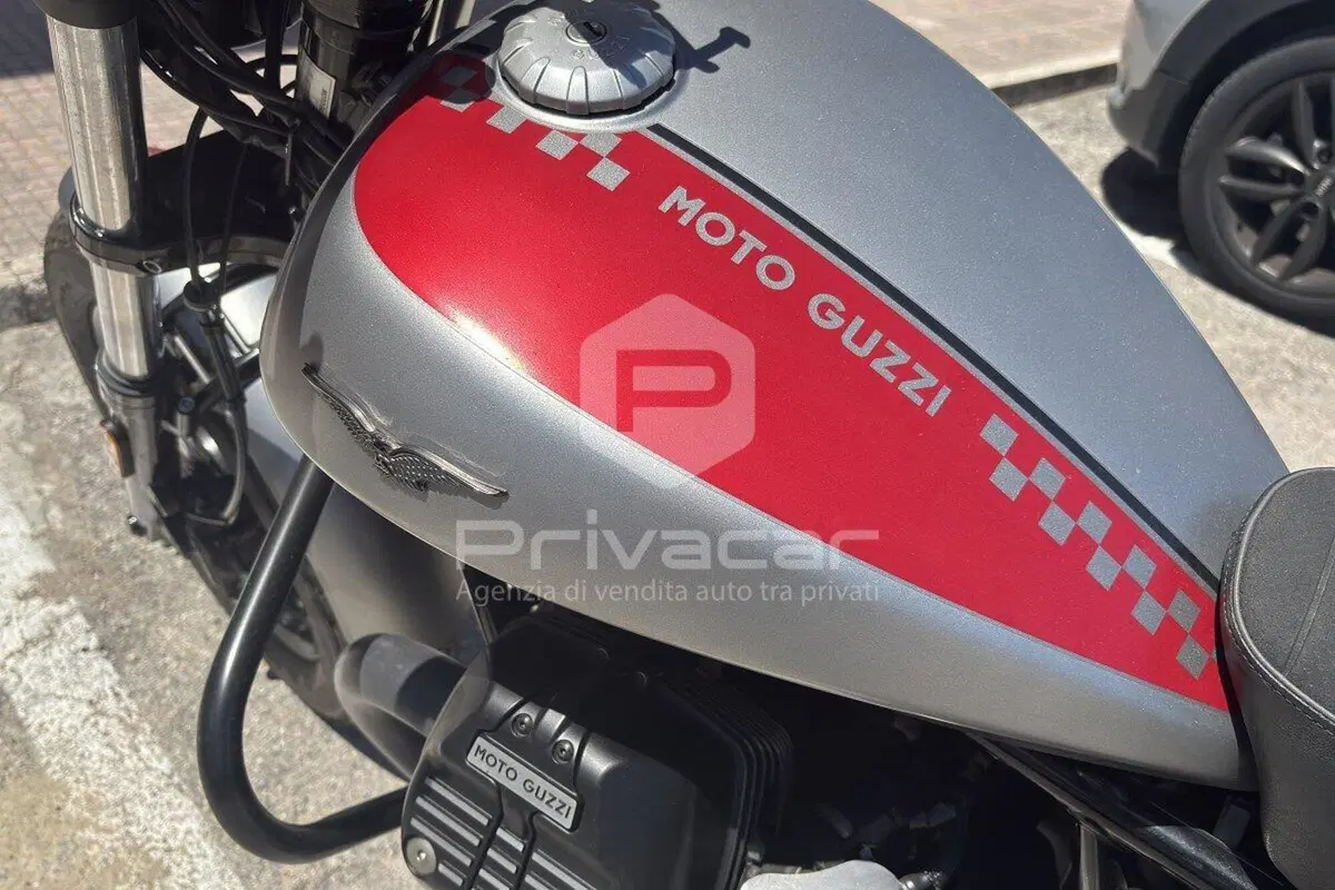 Moto Guzzi V9 Bobber (2016 - 18) (9)
