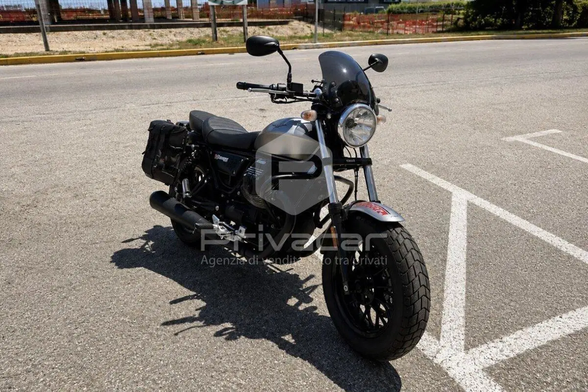 Moto Guzzi V9 Bobber (2016 - 18) (3)