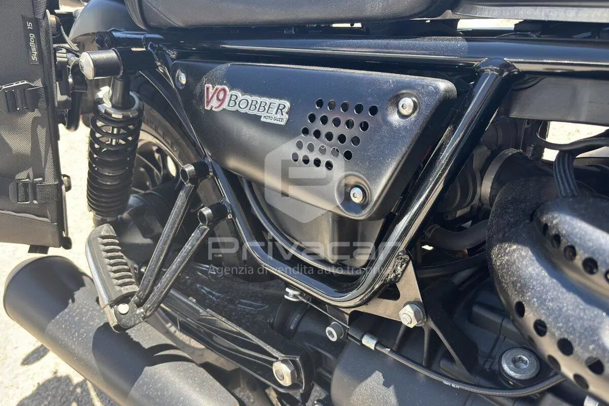 Moto Guzzi V9 Bobber (2016 - 18) (14)