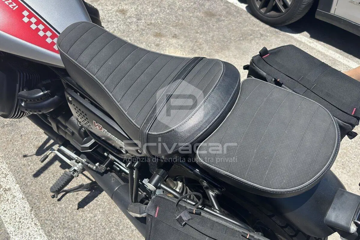 Moto Guzzi V9 Bobber (2016 - 18) (12)
