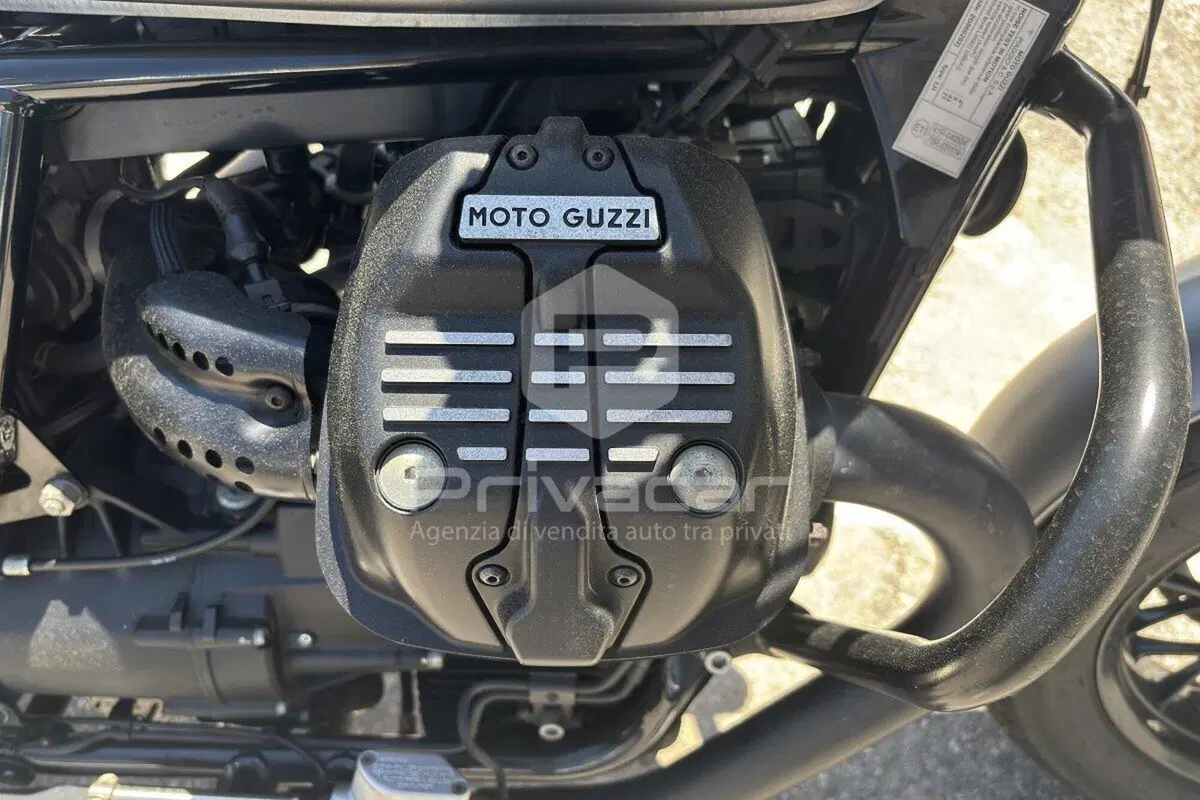 Moto Guzzi V9 Bobber (2016 - 18) (15)