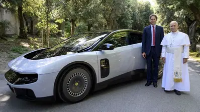 Ferrari Luce: Elkann e Vigna presentano l'elettrica a Papa Leone XIV [VIDEO]