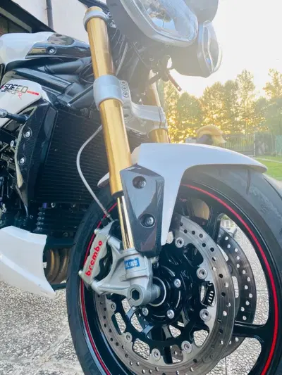 Triumph Speed Triple 1050 R ABS (2011 - 15) usata