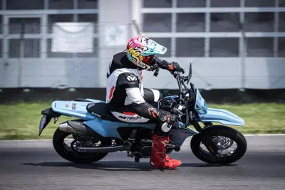 Impennate e traversi - abbiamo portato al limite in pista la Suzuki DR-Z4SM [VIDEO]