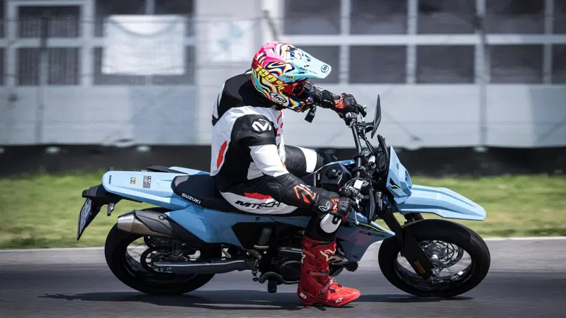 Impennate e traversi - abbiamo portato al limite in pista la Suzuki DR-Z4SM [VIDEO]