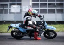 Impennate e traversi - abbiamo portato al limite in pista la Suzuki DR-Z4SM [VIDEO]