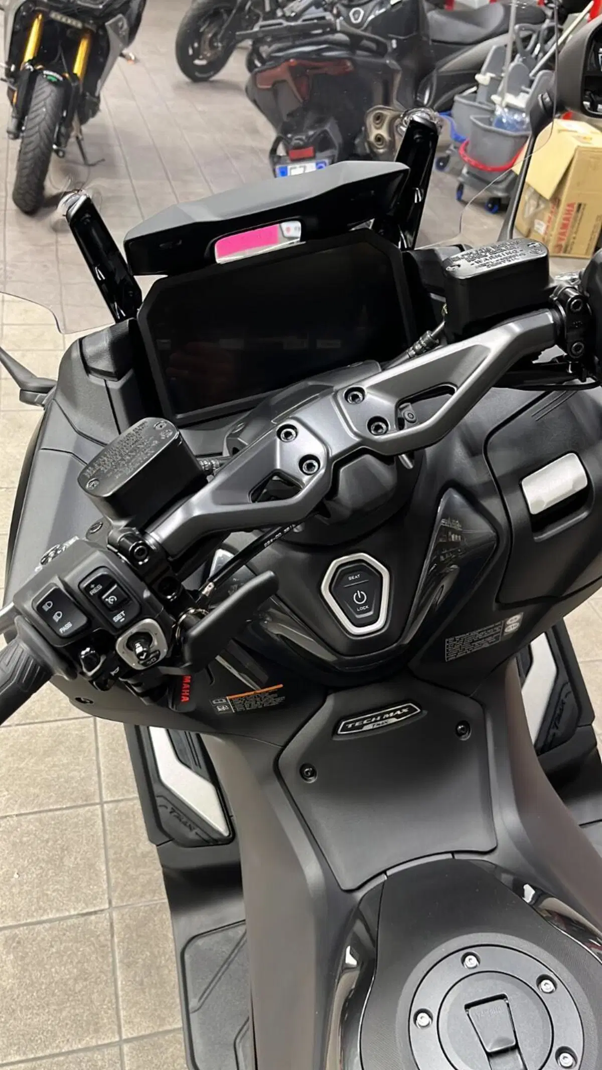 Yamaha T-Max 560 (2022 - 24) (8)