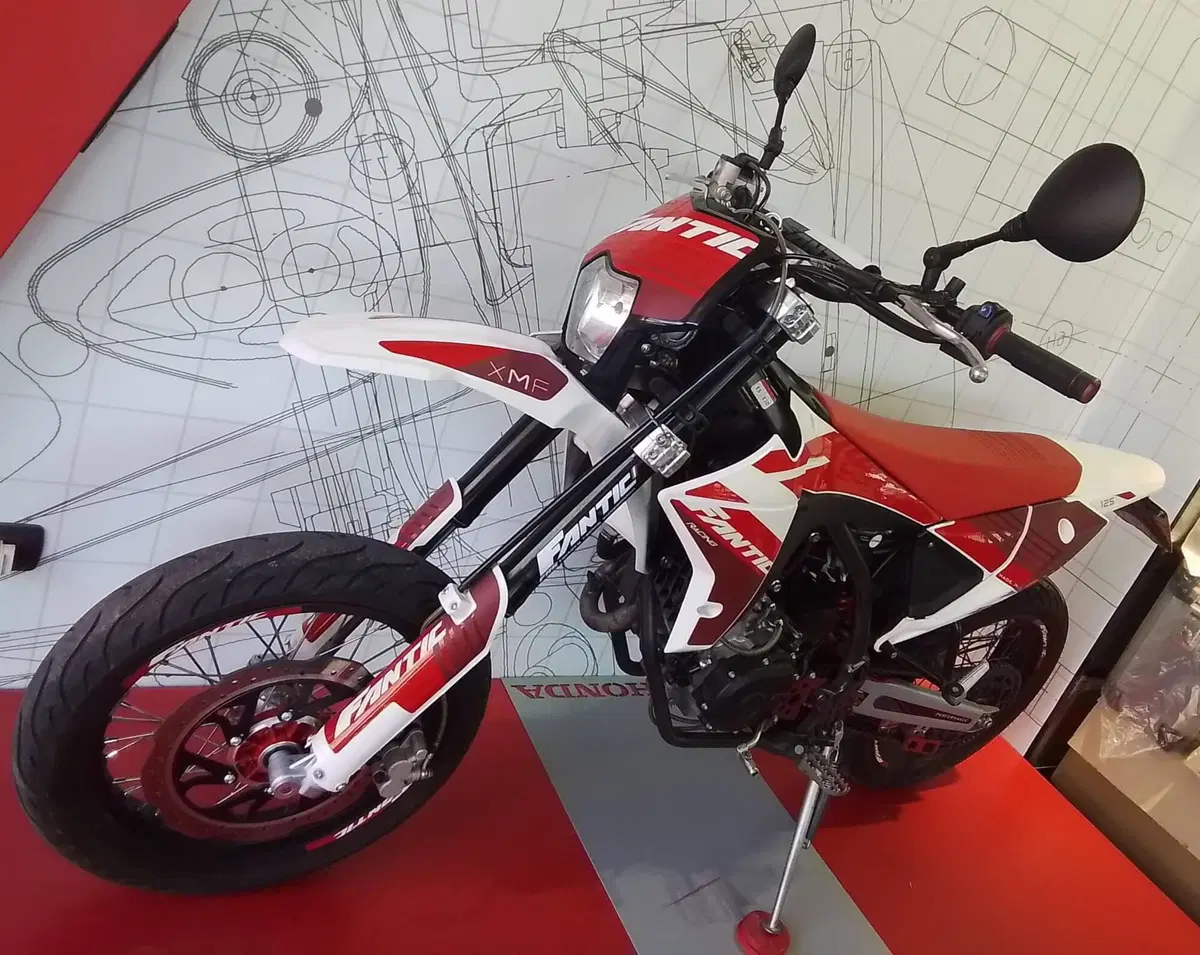 Fantic Motor XMF 125 Motard Performance 4T (2023 - 24) (2)