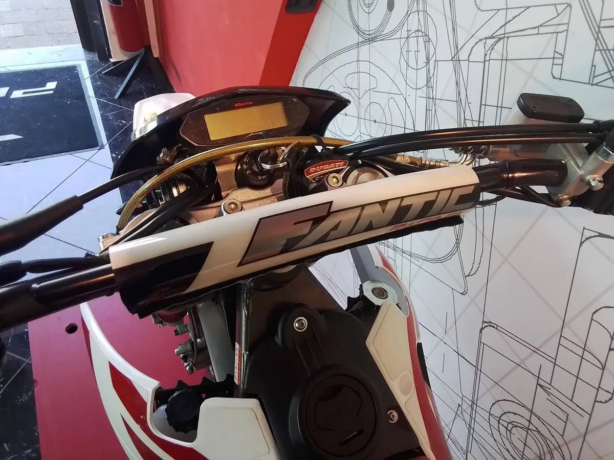 Fantic Motor XMF 125 Motard Performance 4T (2023 - 24) (9)