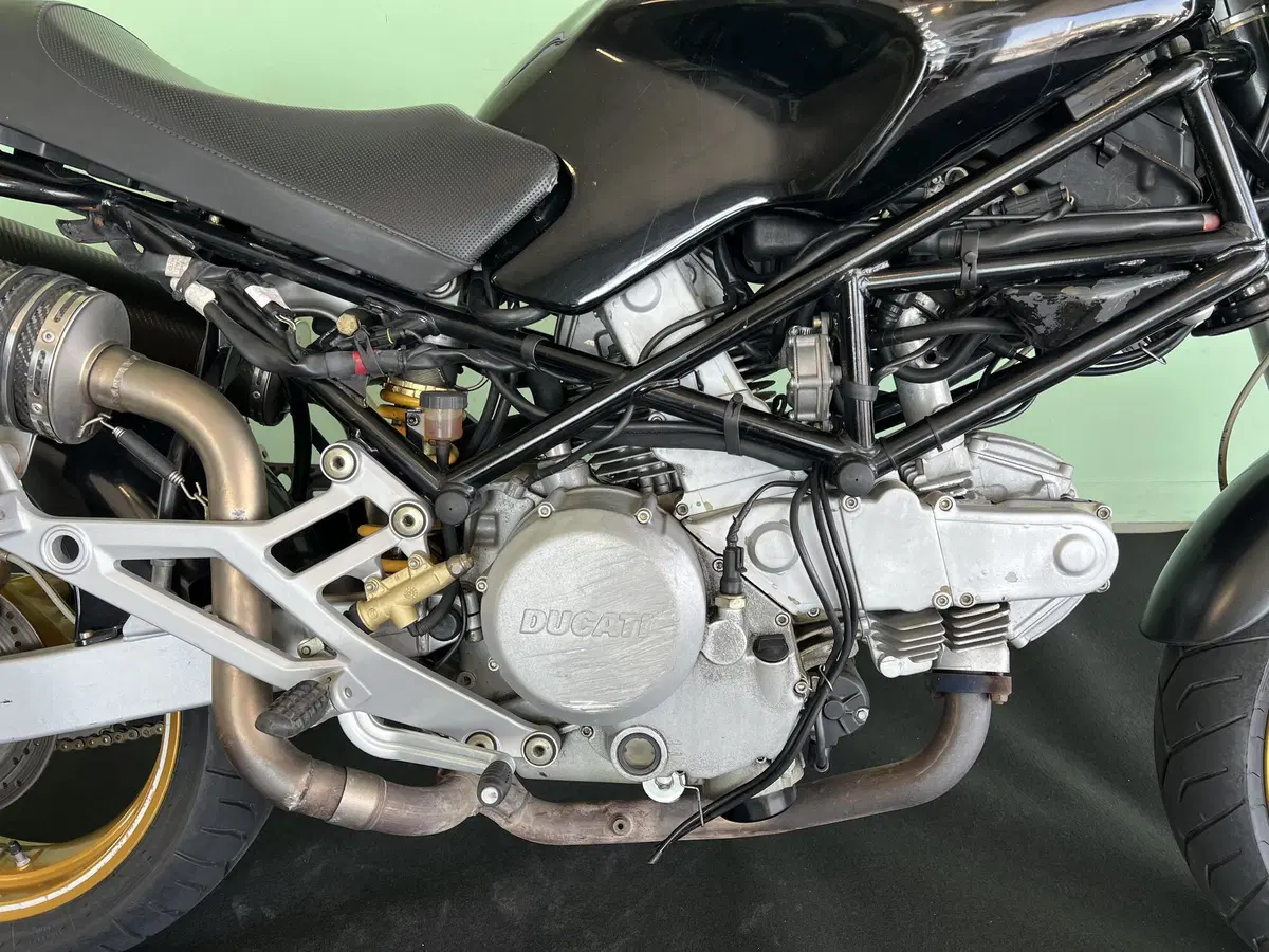 Ducati Monster 600 Dark (1998 - 01) (9)