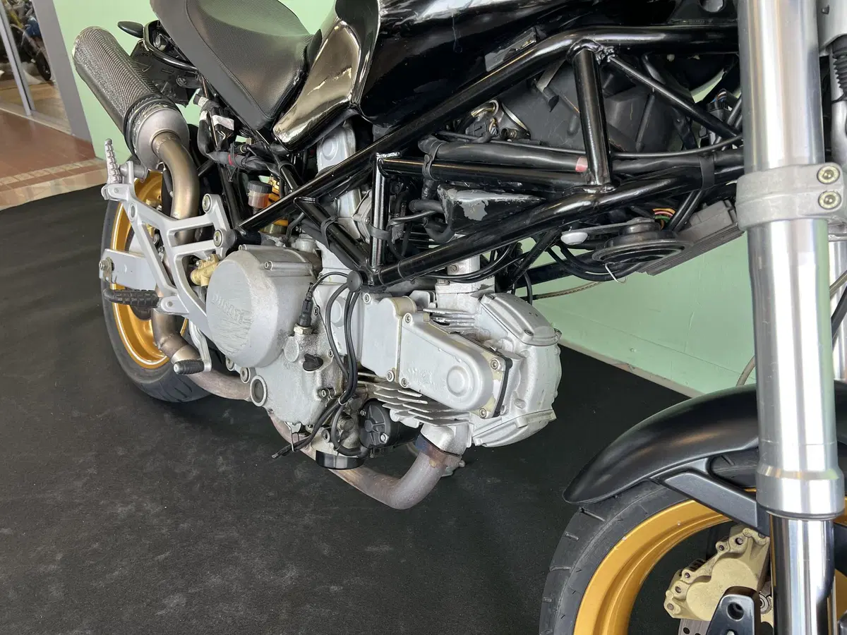 Ducati Monster 600 Dark (1998 - 01) (10)