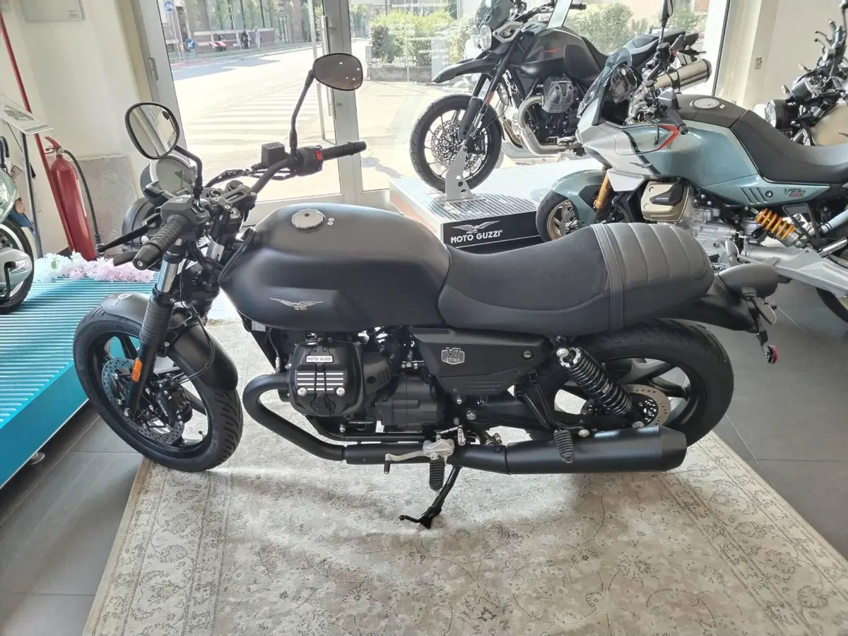 Moto Guzzi V7 Stone (2025 - 26)