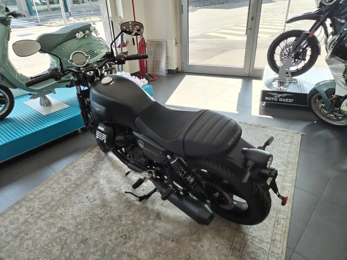 Moto Guzzi V7 Stone (2025 - 26) (2)