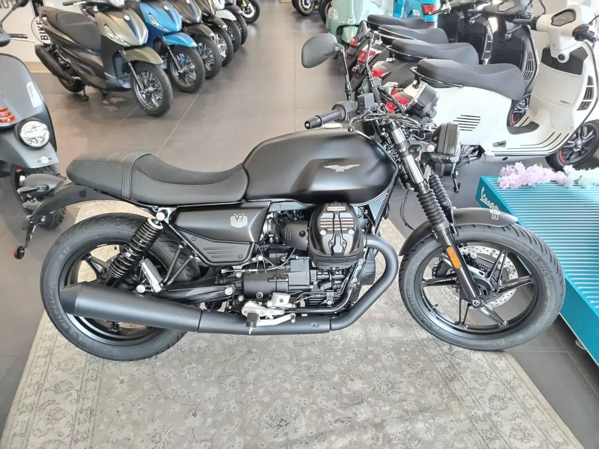 Moto Guzzi V7 Stone (2025 - 26) (4)