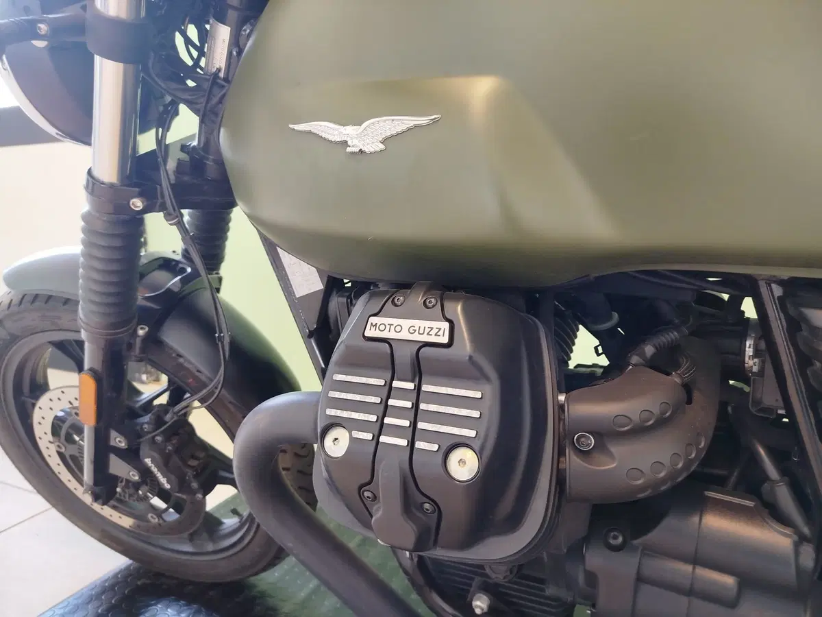 Moto Guzzi V7 III Stone (2017 - 20) (7)