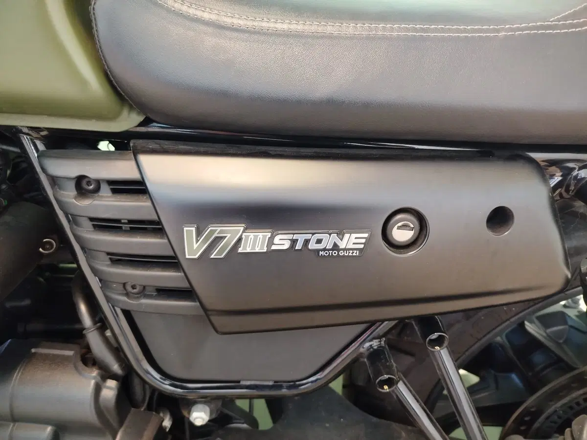 Moto Guzzi V7 III Stone (2017 - 20) (8)
