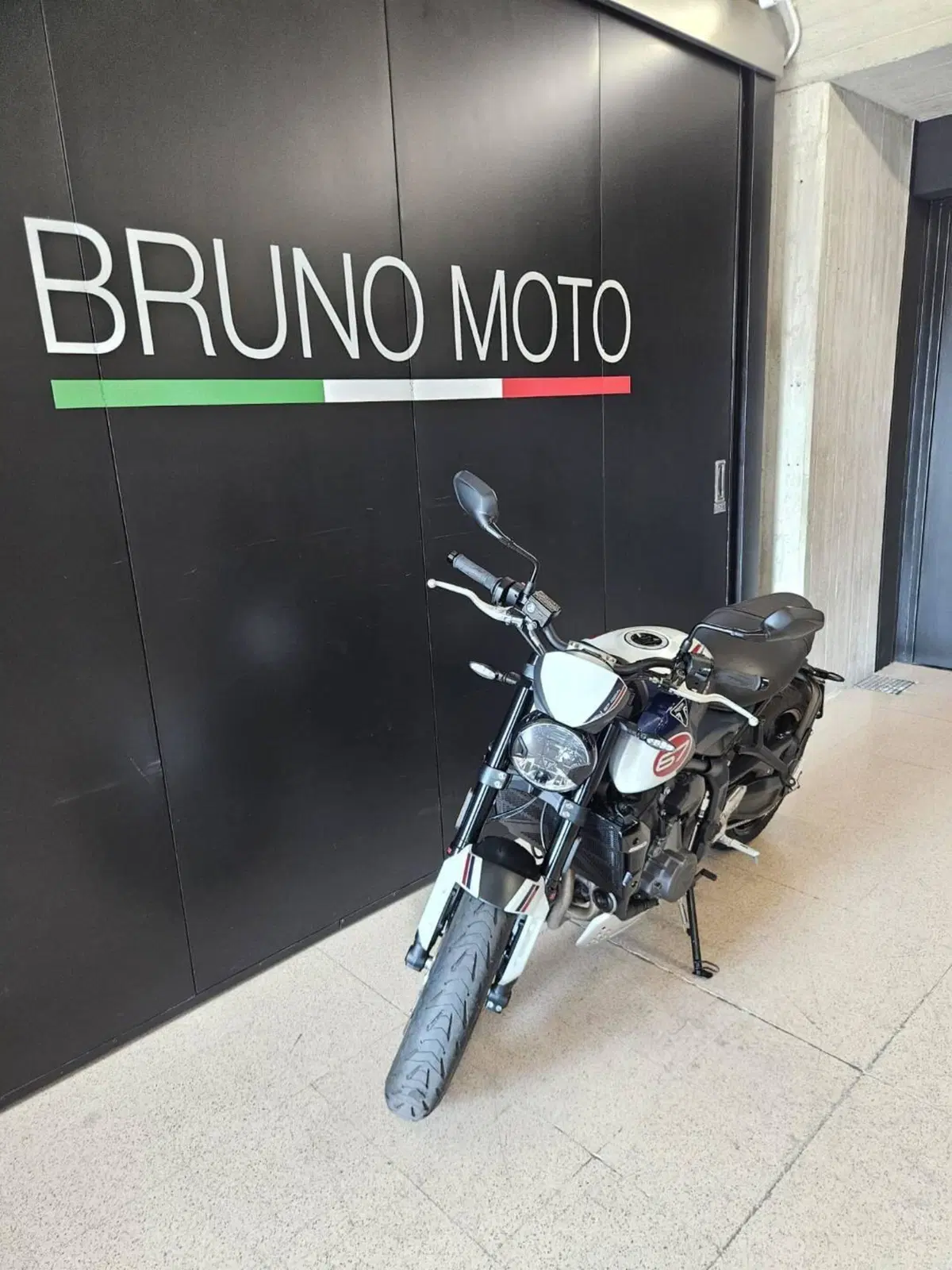Triumph Trident 660 Triple Tribute Edition (2024) (3)