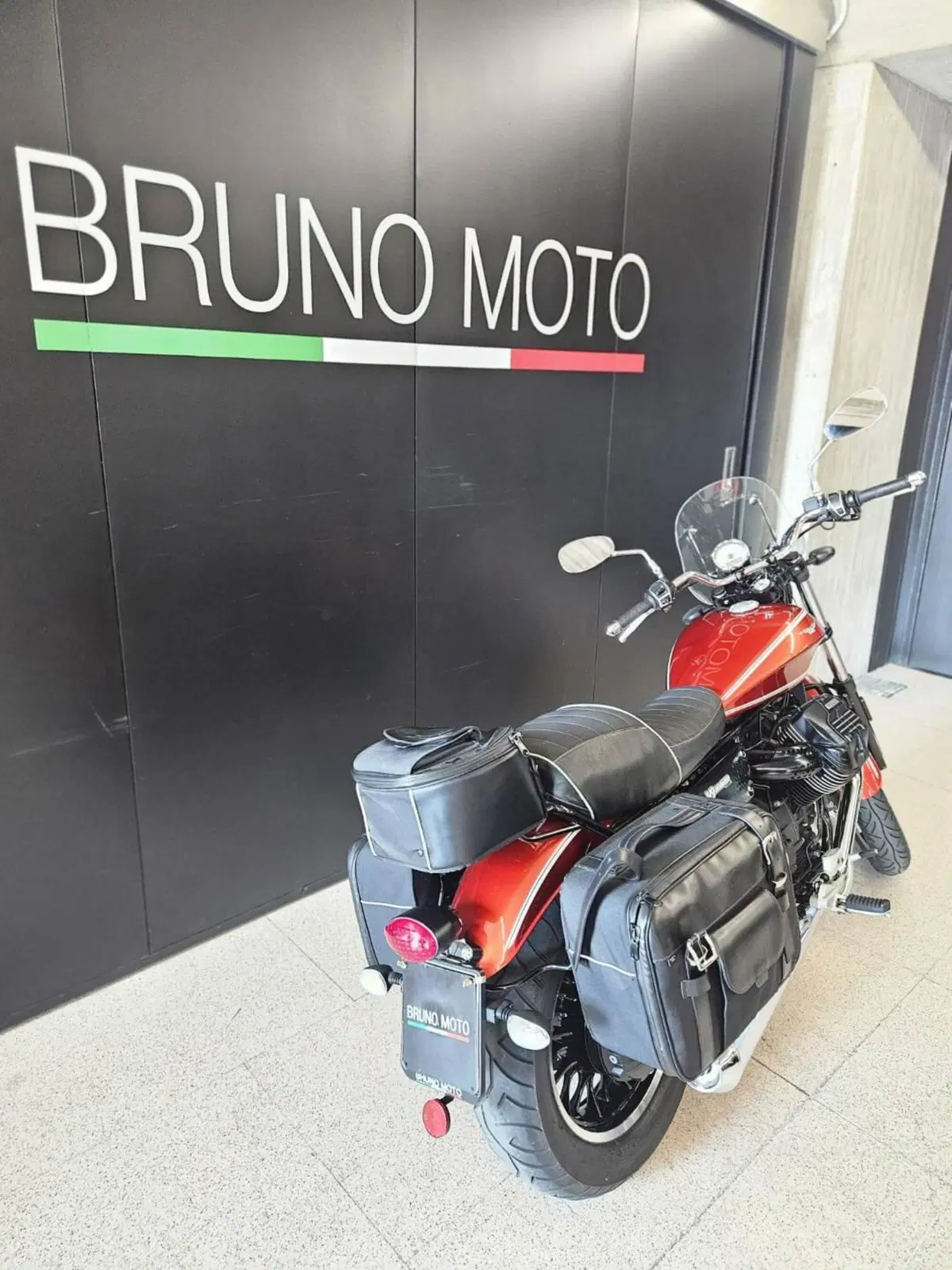 Moto Guzzi V9 Roamer (2016 - 18) (2)