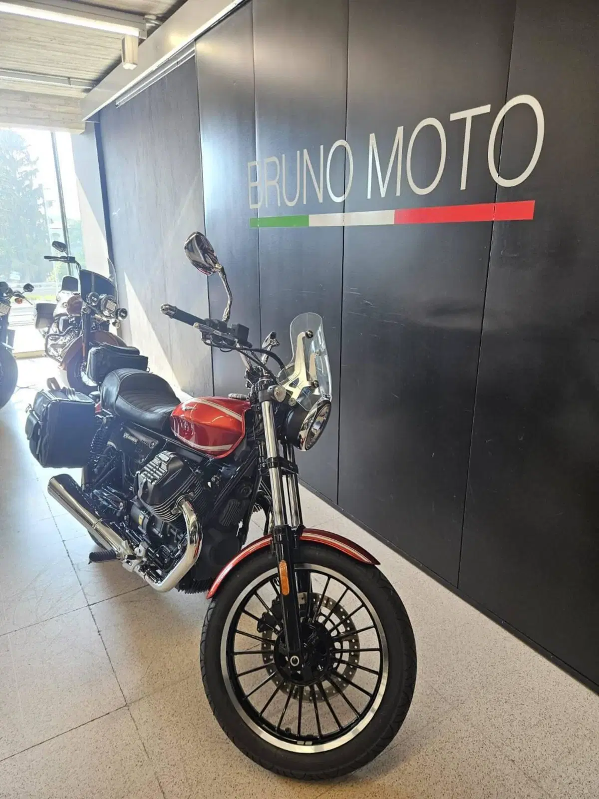 Moto Guzzi V9 Roamer (2016 - 18) (7)