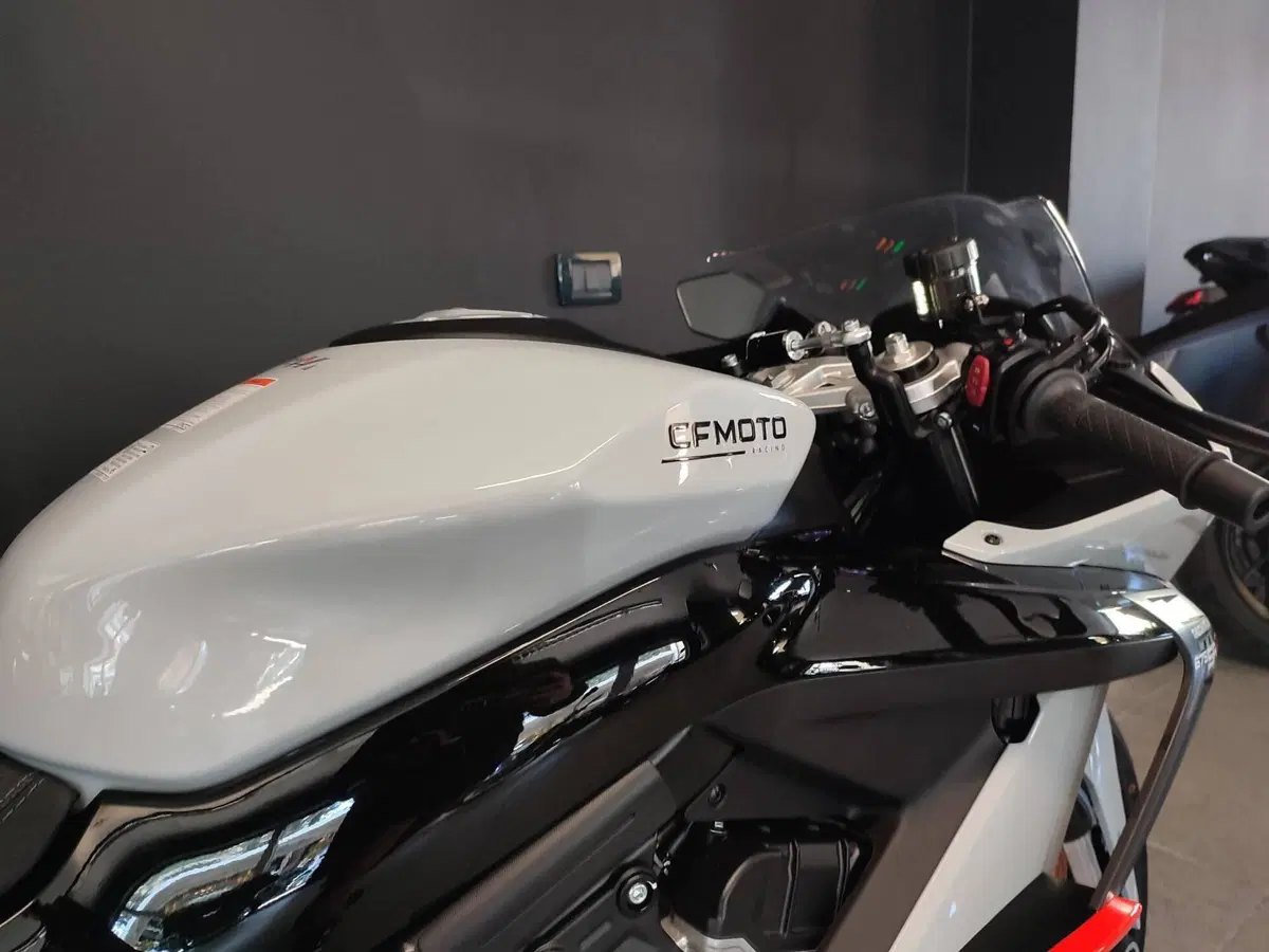 CFMOTO 675SR-R (2025 - 26) (3)