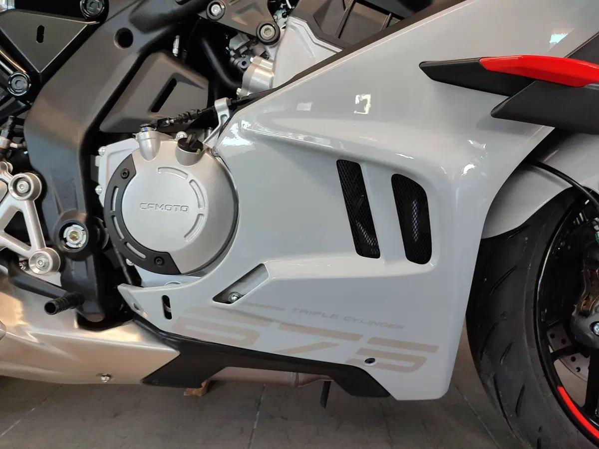 CFMOTO 675SR-R (2025 - 26) (4)